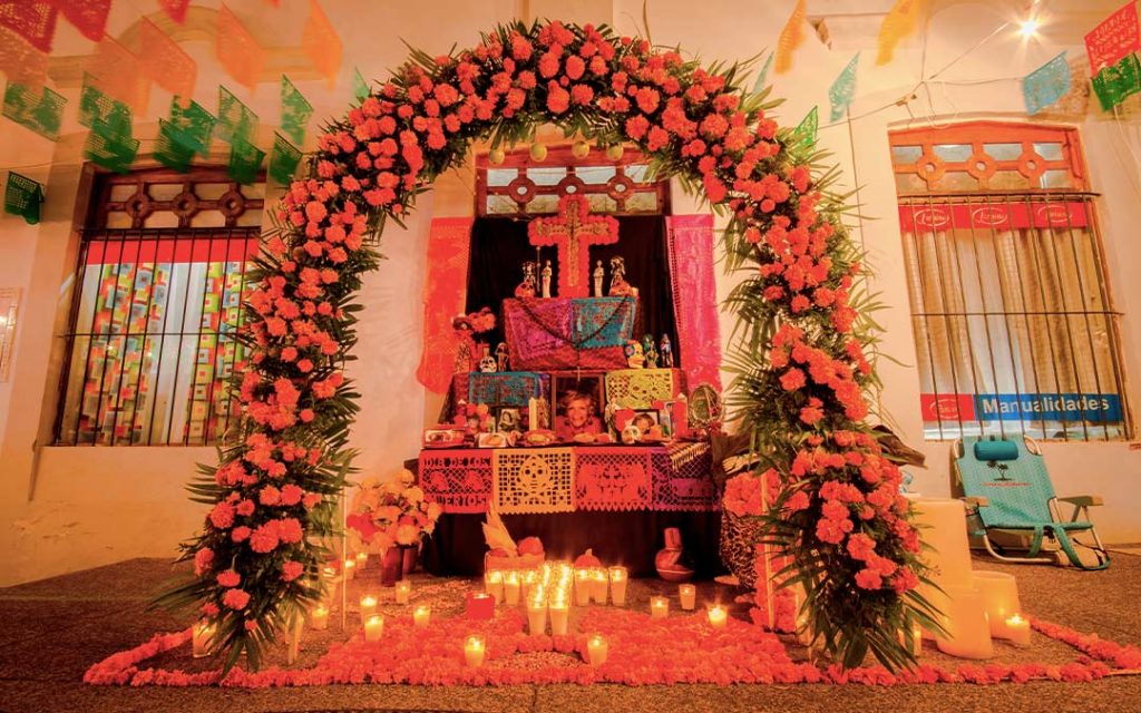 Altar del Día de Muertos colocado en una ciudad de México.